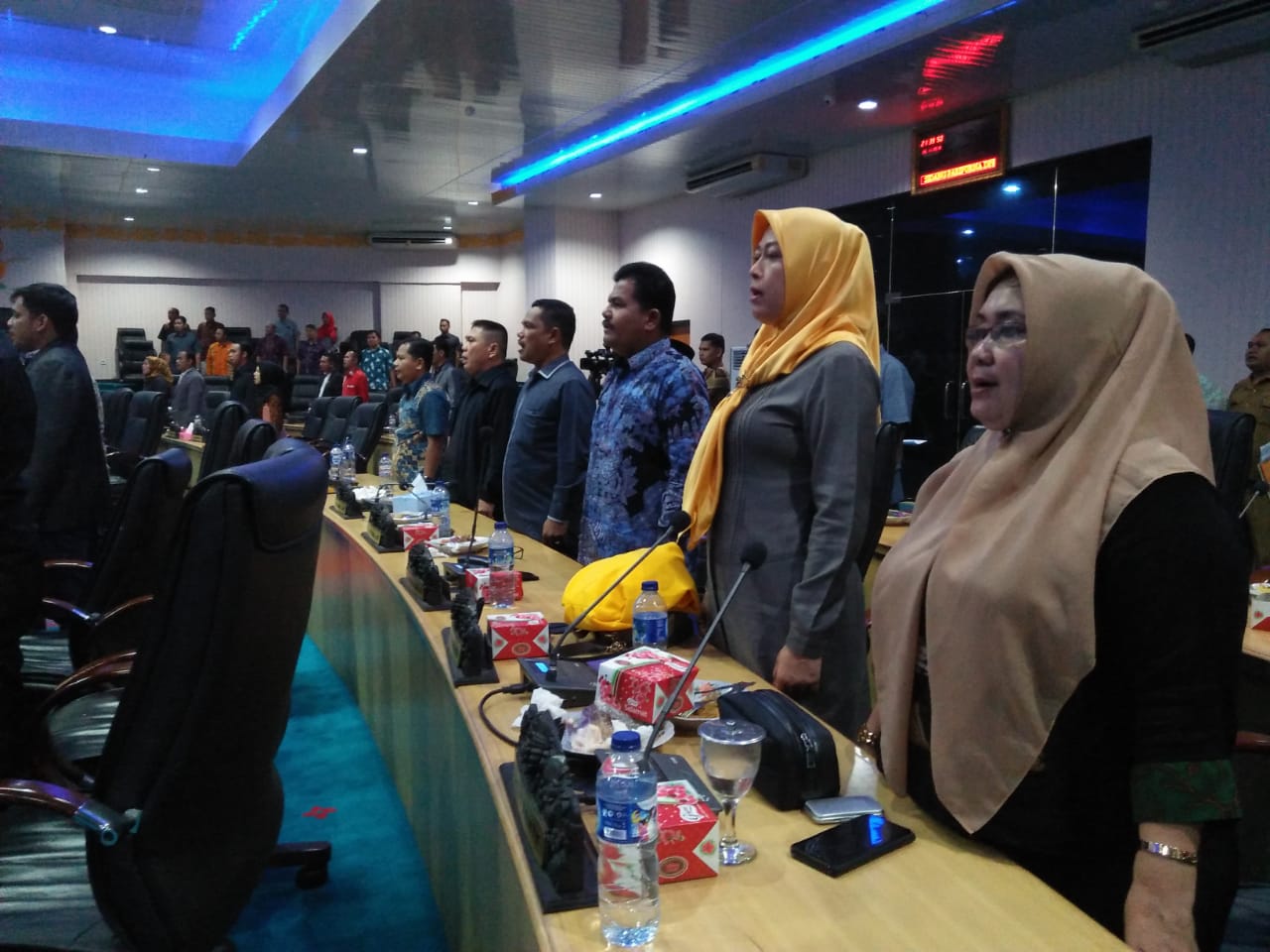 1543303190-RiauBertuah co-Reni Santi, Hj Hermiati dan Beberapa anggota DPRd Kampar Menyayikan Lagu Indonesia Raya