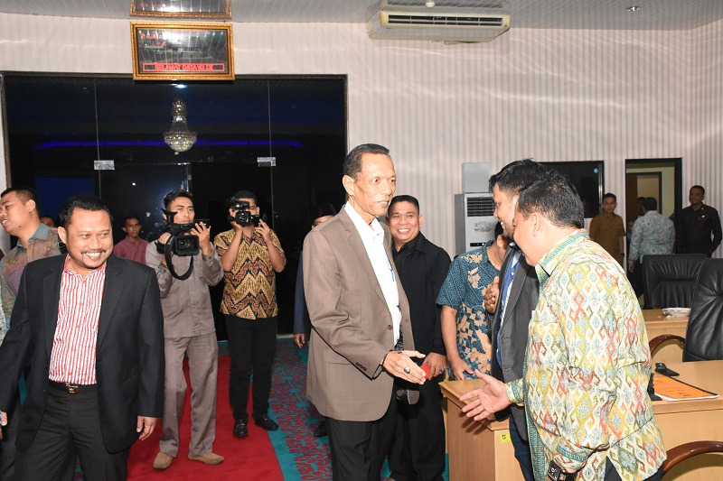 1543303534-RiauBertuah co-Bupati kampar Menyalami Anggota DPRd Saat Rapat Telah Usai